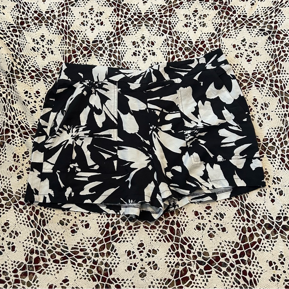 Nine West Black & White Floral Women’s Shorts